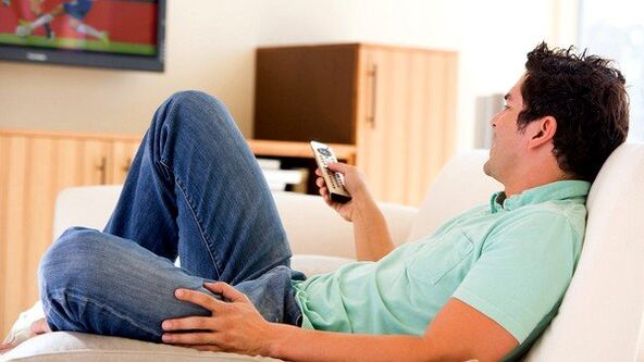 Adam TV izliyor